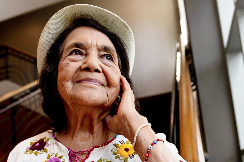 Dolores Huerta invita a los hispanos a descartar políticos obstruccionistas