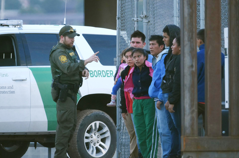 La mitad de los estadounidenses apoya la deportación masiva de migrantes, según un sondeo