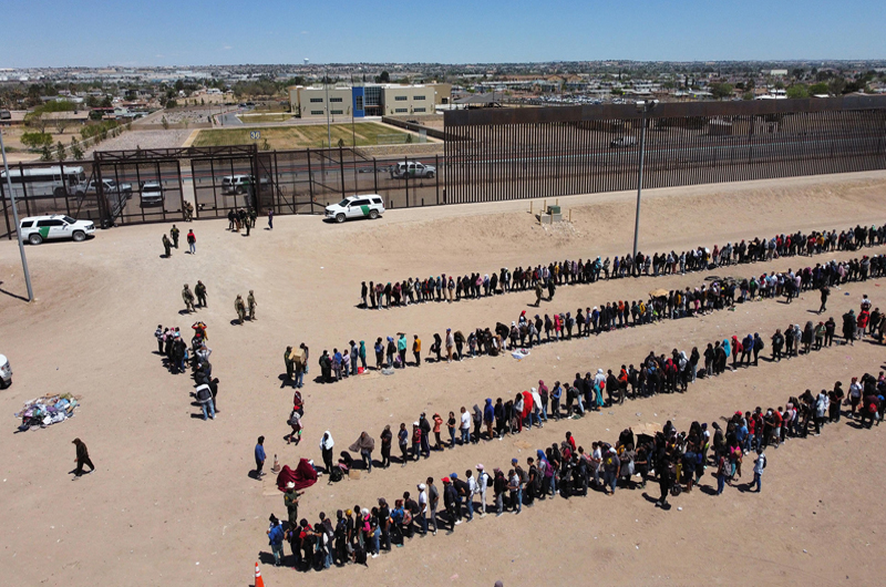 Un aumento de migrantes en EE.UU. podría frenar la inflación, según un informe