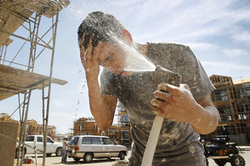 por la ola de calor instan a que la gente adopte las medidas pertinentes 