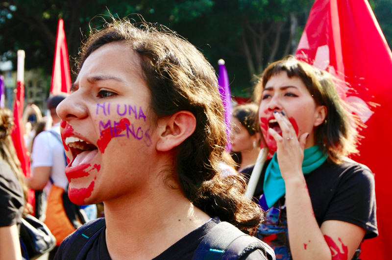 Mujeres deben cambiar y no jugar rol inferior al del hombre: especialista