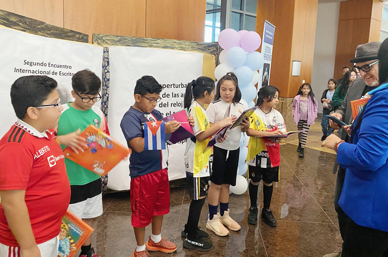 Un hermoso mensaje... El orgullo de los niños y su emoción entre libros