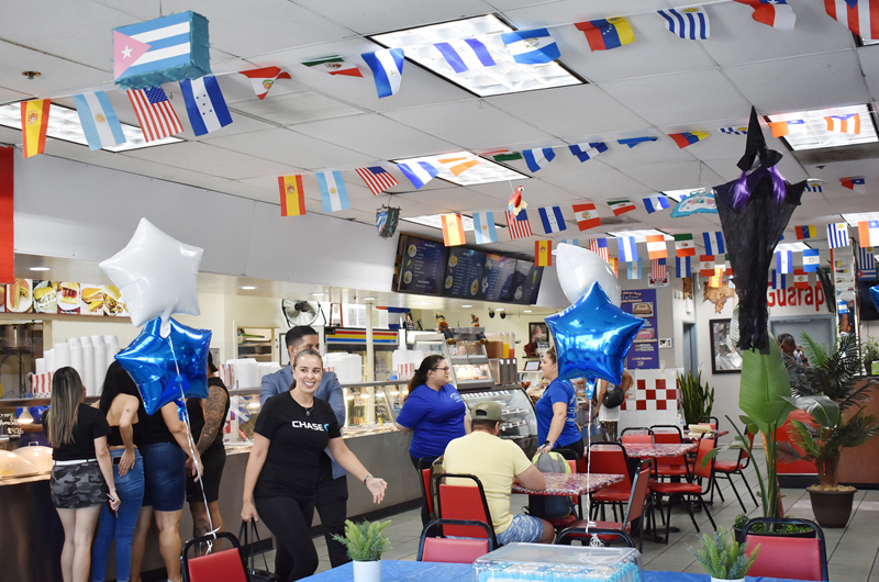 Mes de la Herencia Hispana... Acuden empleados del Banco Chase a restaurante