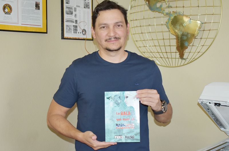 El escritor Pavel Alling presenta credenciales y apuesta por atraer al lector