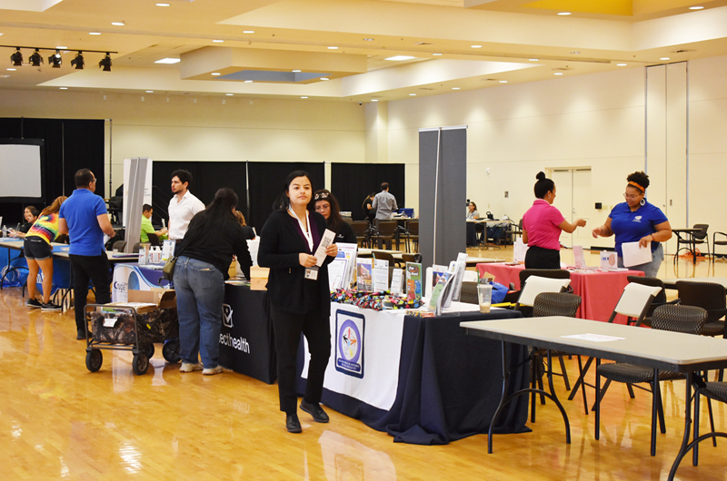 Provechosa Feria Binacional de Salud en el East LV Community Center