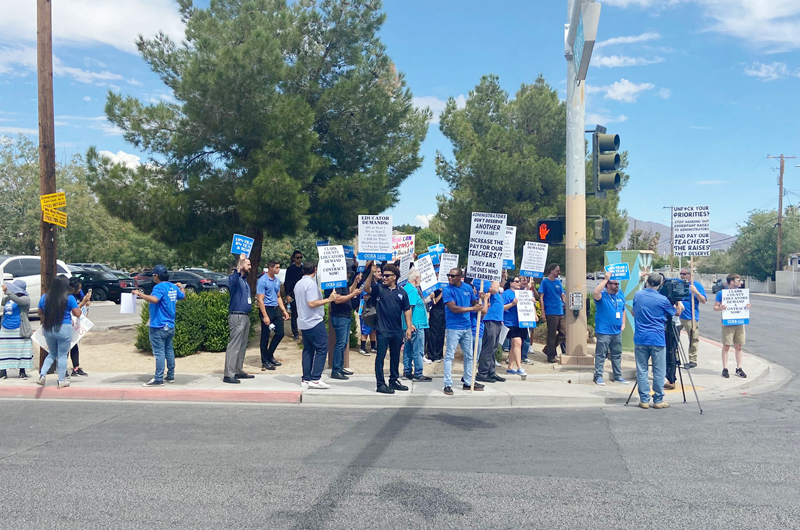 Continúan protestas los  maestros por mejoras salariales