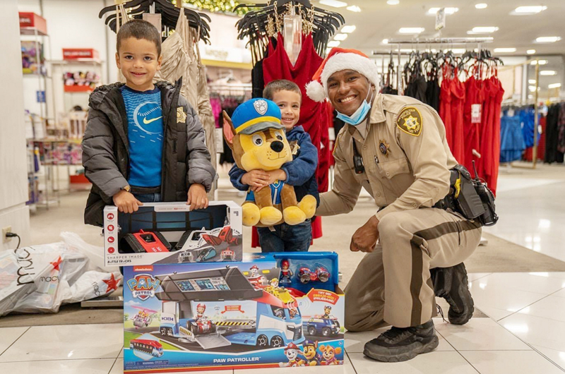 Acompañan oficiales de LVMPD a 250 niños a hacer compras navideñas