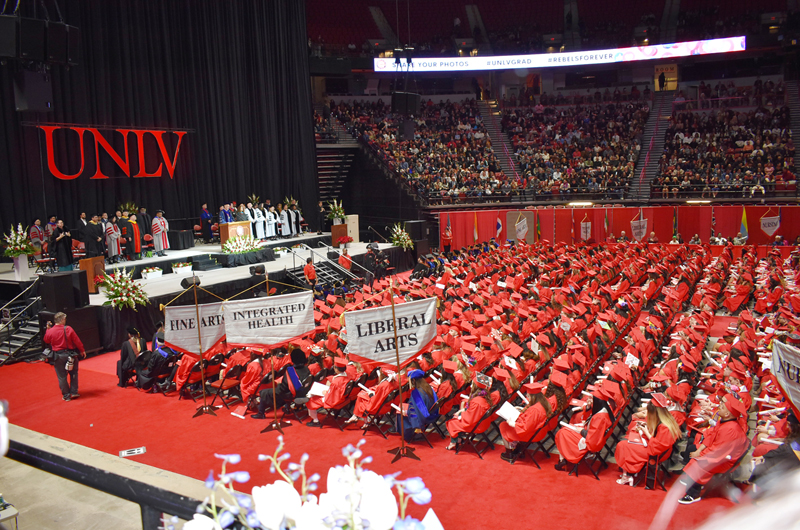 Con la vista puesta en el futuro... Más de 2 mil graduados de UNLV