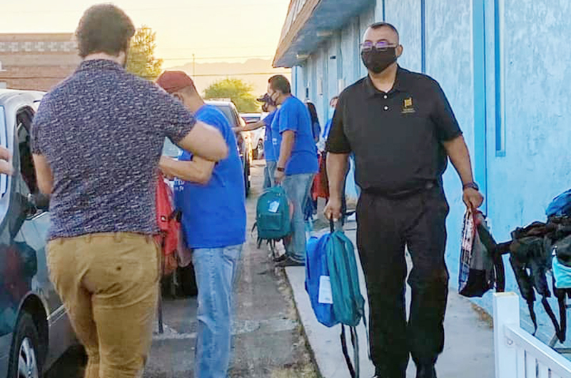 Se entregaron alrededor de 700 mochilas y útiles escolares