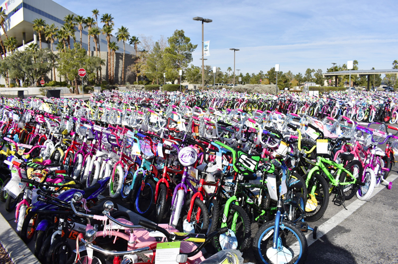 “Holiday Bike Ride”... Repartieron miles de bicicletas y juguetes