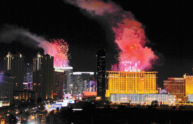 Con espectaculares fuegos en el Strip recibieron miles el año nuevo