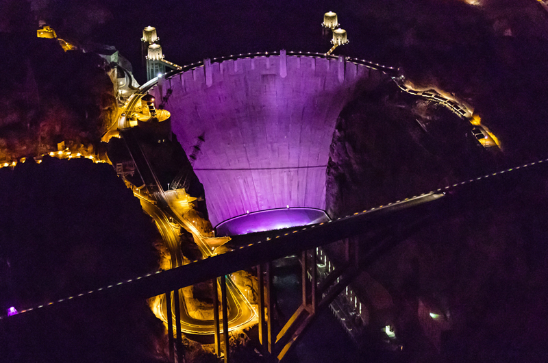 La Hoover Dam se vistió de morado, honró a víctimas de violencia doméstica