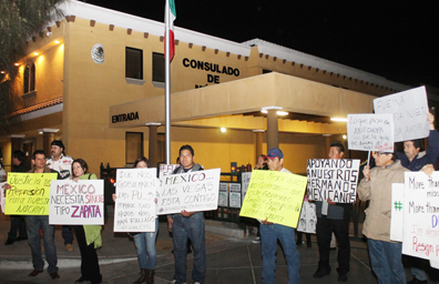 Continúan protestas frente al Consulado de México en Las Vegas