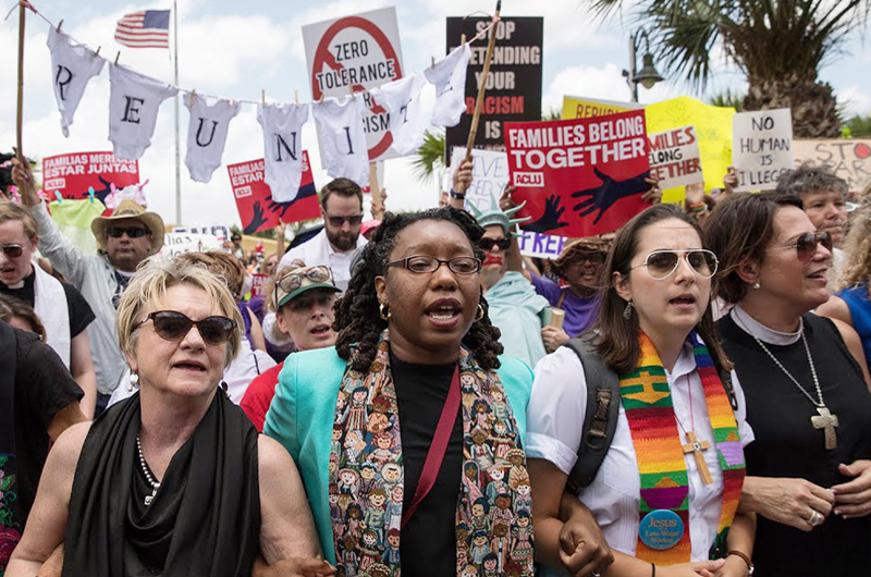 Maestra angloparlante demanda en Florida por rechazo a contratarla