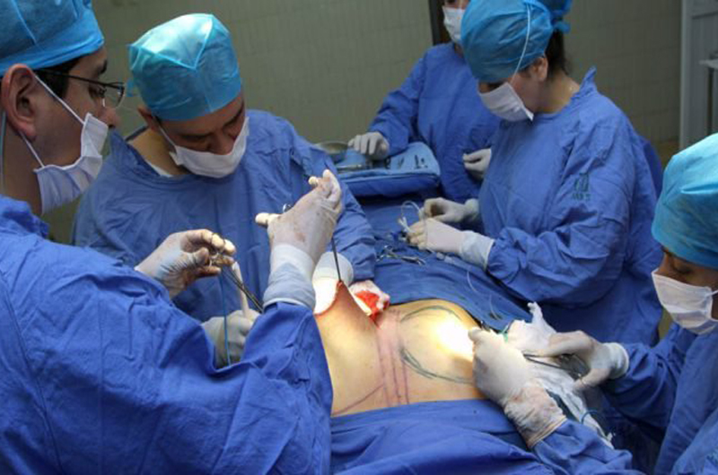 Especialistas del IMSS reconstruyen senos con piel y grasa abdominal 