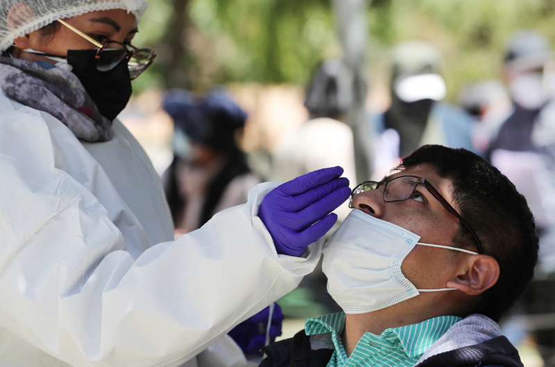 Bolivia reporta mil 402 casos de la covid-19 en una ascendente quinta ola