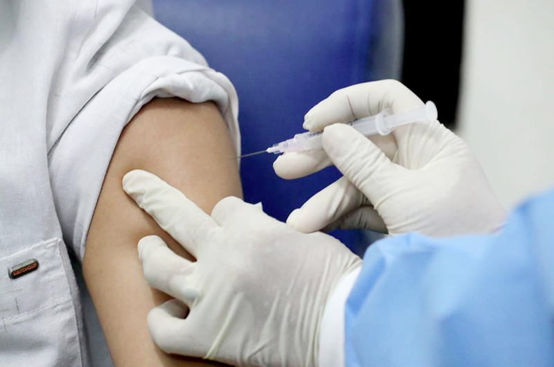 Científicos avisan que una vacuna no hará desaparecer milagrosamente la covid