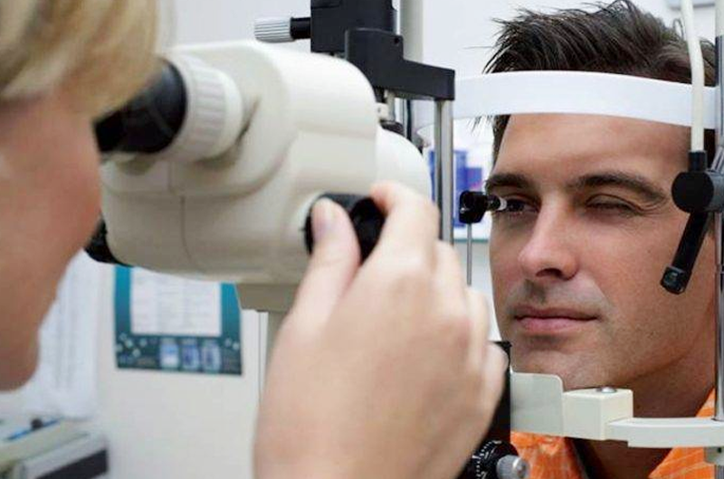 Recomienda especialista revisión anual para prevenir daños por glaucoma