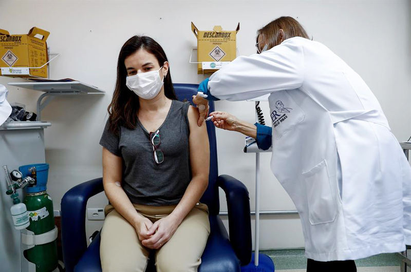 Brasil retomará las pruebas de la vacuna británica de AstraZeneca y Oxford