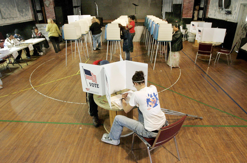 Partido Demócrata invierte en tecnología para llegar a votantes jóvenes e hispanos