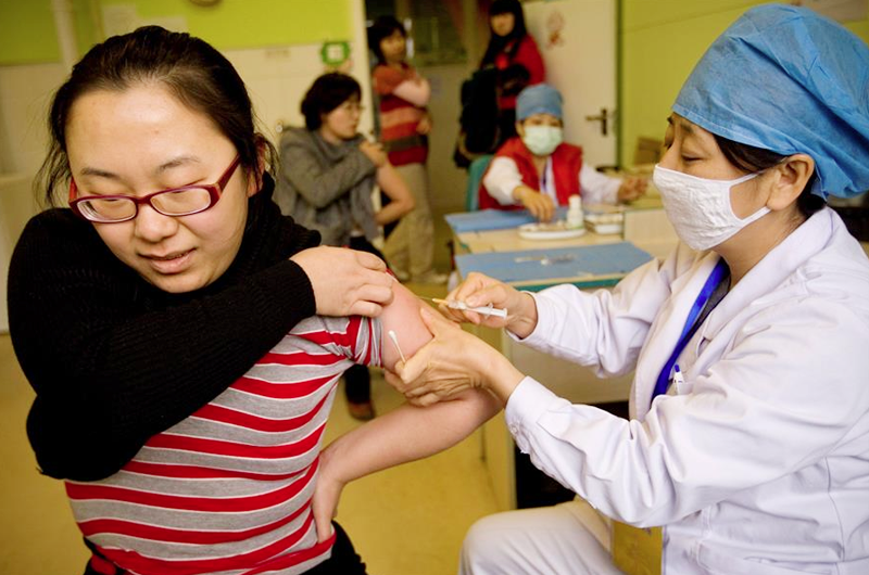 China estudia mezclar varias vacunas para aumentar la eficacia ante el virus