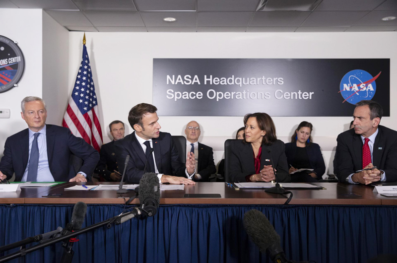 Macron y Harris sellan en la NASA una nueva era de cooperación en el espacio 