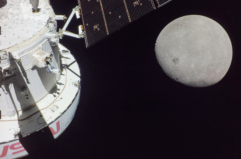 La nave Orión vuelve a acercarse a la Luna en su viaje de vuelta a la Tierra