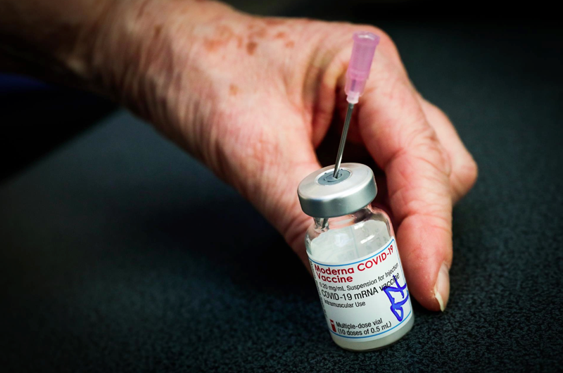 Moderna prueba a combinar su vacuna anticovid y una específica contra ómicron