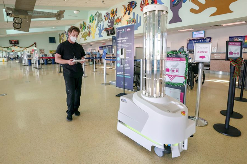 Un aeropuerto en EE.UU. estrena robot de desinfección contra la covid-19