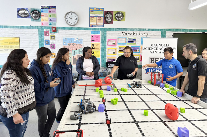 Padres inmigrantes latinos en California se lanzan a estudiar robótica con sus hijos 