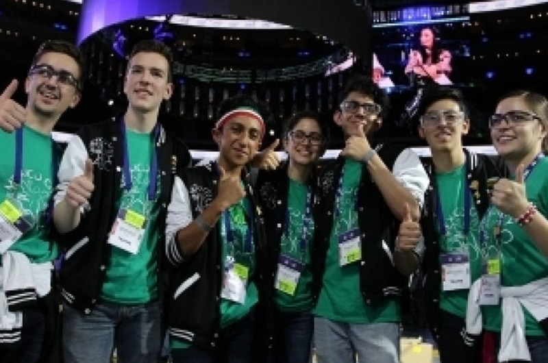 Regresan estudiantes mexicanos tras arrasar en mundial de robótica