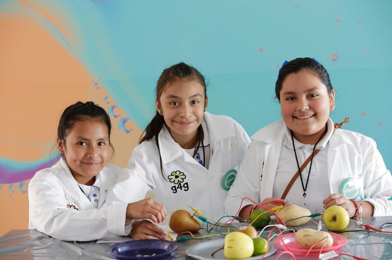 Niñas de Ecatepec participan en actividades de ciencia y tecnología