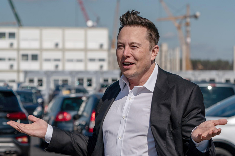 Musk anuncia un robot humanoide en medio de investigaciones sobre Tesla