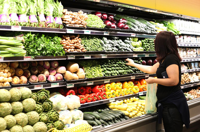 Ayuda para alimentos dirigida a familias de alumnos que tomaron lecciones remotas