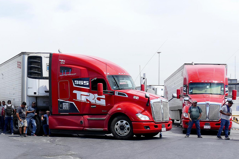 Transportistas mexicanos bloquean puente internacional entre México y EE.UU.