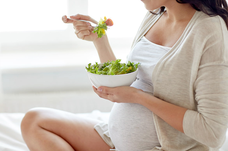 Para un embarazo sano y feliz, aliméntate bien y toma vitaminas