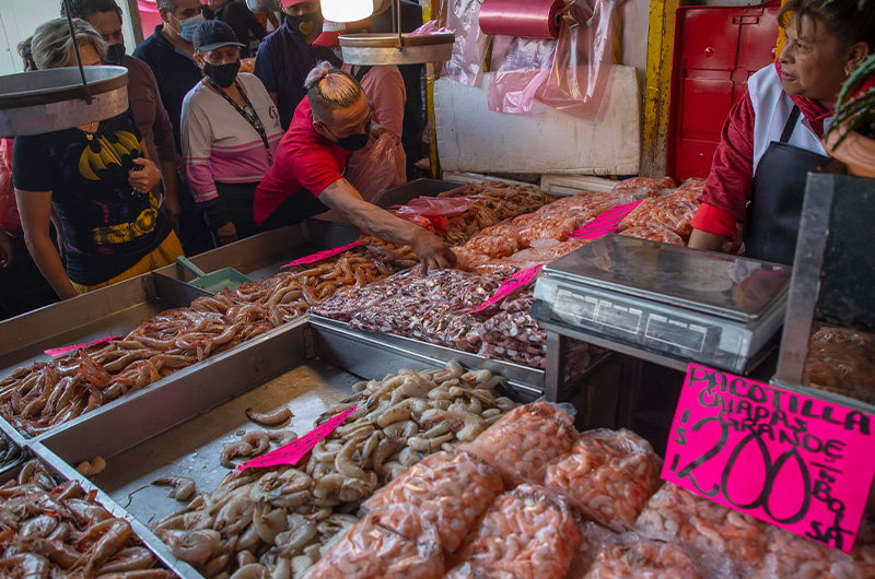 Mexicanos buscan esquivar la inflación y mantener la tradición de la Cuaresma