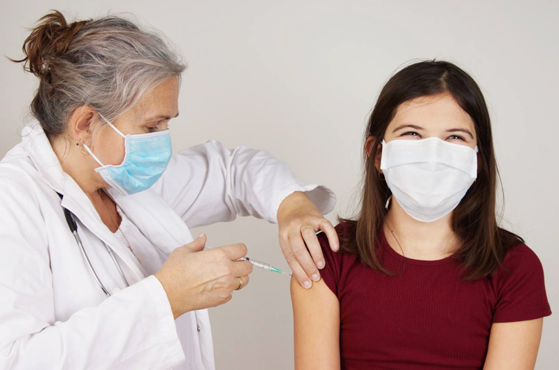 Adolescentes entre 12 y 15 años ya reciben la vacuna contra el Covid 19