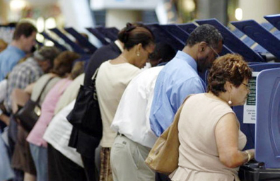 Pueden latinos registrarse para votar a través de internet