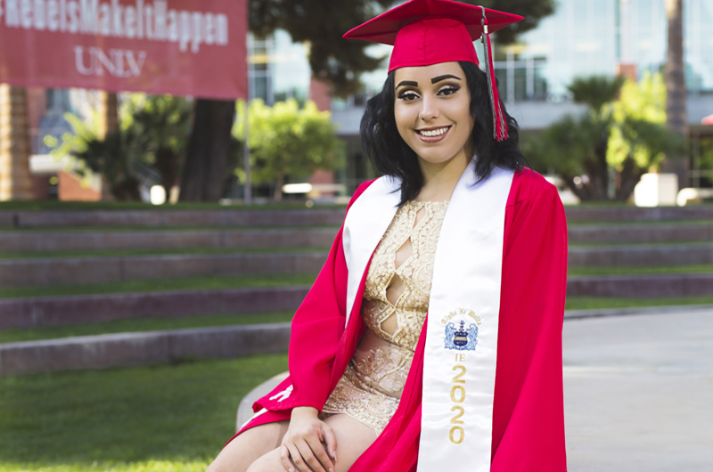 Yessenia Hick-Mata... graduada con honores en la UNLV