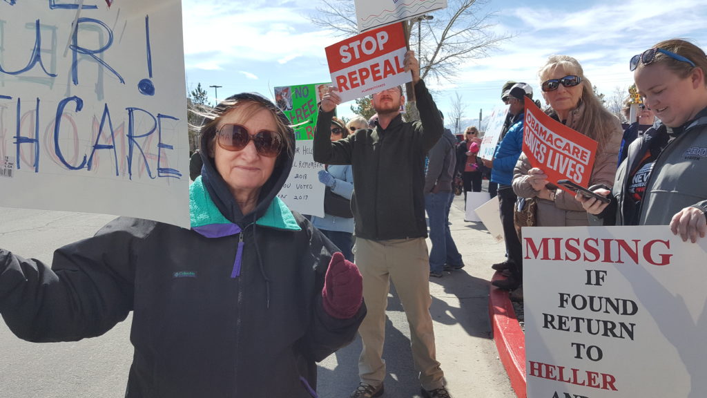 Lo presionan para que rechace el Trumpcare Líderes comunitarios frente a las oficinas de Dean Heller