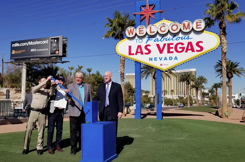 En color azul el anuncio de Bienvenida a Las Vegas
