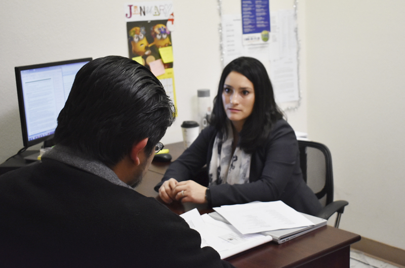 Continúa la asesoría migratoria para salvadoreños en la sede consular
