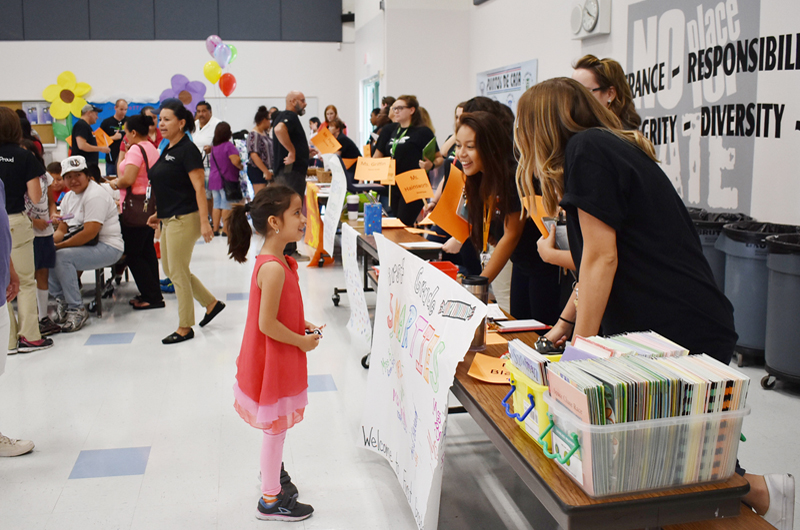 Arturo Cambeiro Elementary School: Recibieron con brazos abiertos a padres y alumnos