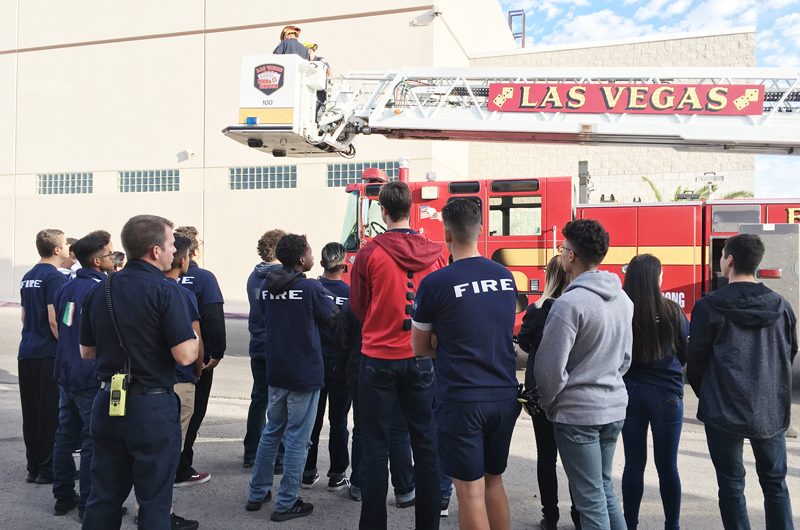 Entrenan jóvenes que quieren ser bomberos