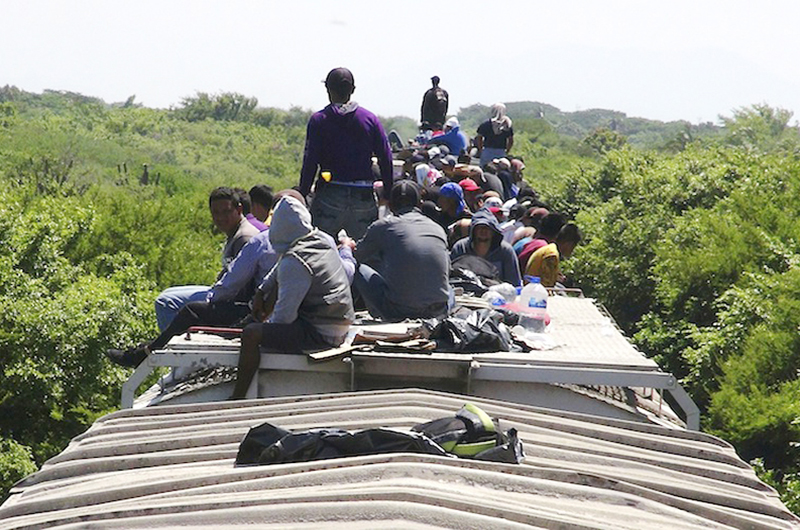 Trump pide ayuda a México para detener caravana de migrantes centroamericanos