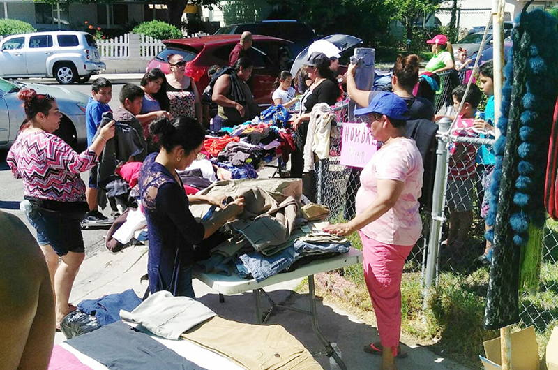 Familias Unidas en Acción entregan ropa a quienes tienen menos