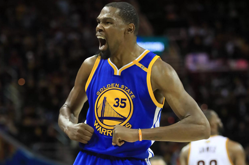 Campeón Warriors se pone 2-0 en serie ante Spurs en playoffs de la NBA