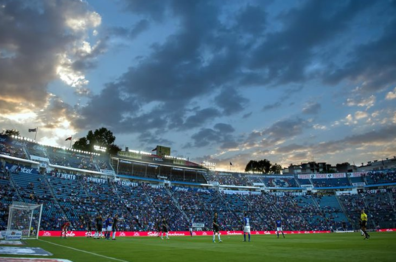 Con tristeza, aficionados celestes se despiden del Estadio Azul