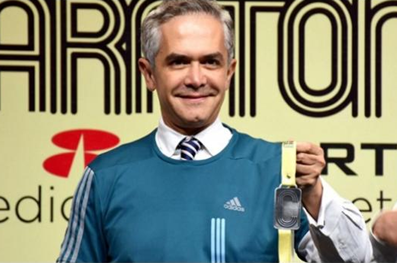 Mancera presenta medalla y playera del Maratón de la Ciudad de México